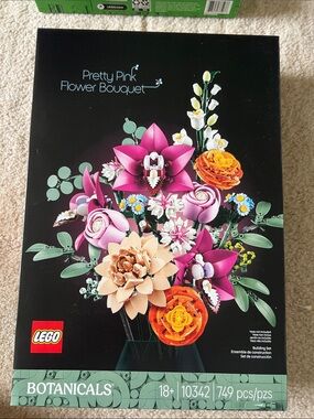 NWT LEGO Pretty Pink Flower Bouquet - Pink and Multi Color Botanical Set